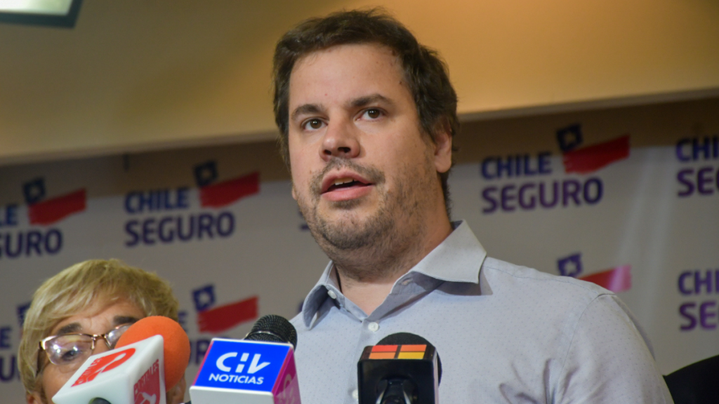 Álvaro Bellolio: “Si ingresan clandestinamente da lo mismo, porque igual te dan una visa y la política migratoria ratifica esto”