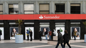 Santander implementará jornada laboral de 40 horas semanales y el sueldo mínimo subirá a más de $1 millón