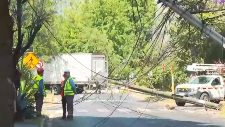 Camión derriba postes de luz y provoca cortes de tránsito en importante cruce de Puente Alto