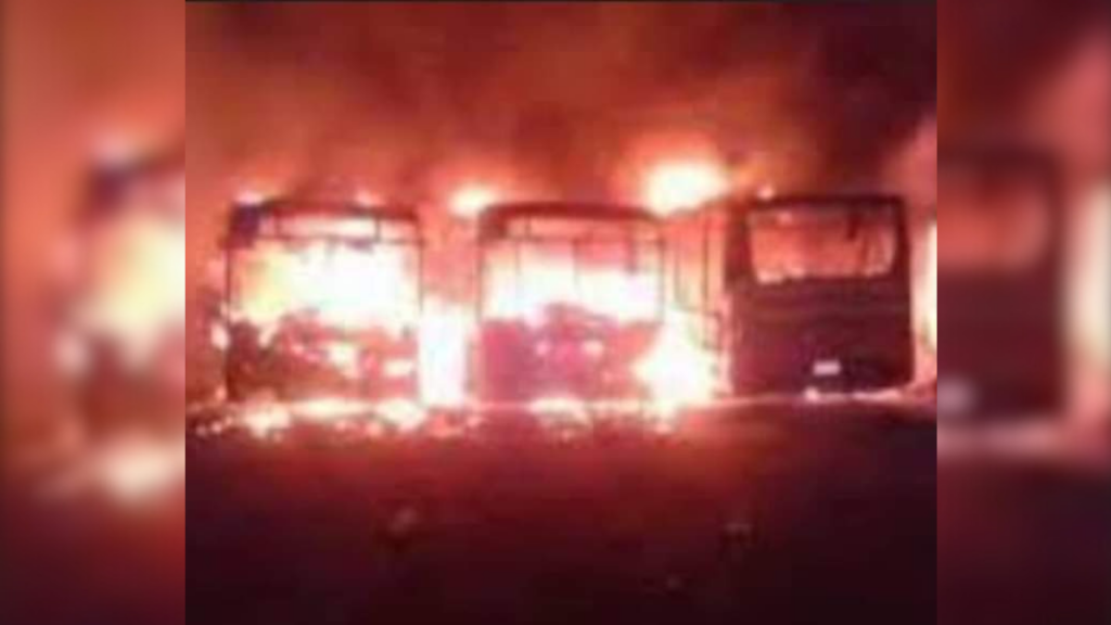 Incendio deja 10 buses particulares y tres vehículos quemados en La Pintana: Hay una persona lesionada