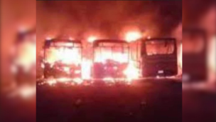 Incendio deja 10 buses particulares y tres vehículos quemados en La Pintana: Hay una persona lesionada