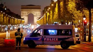 Brutal ataque deja un muerto y dos heridos en cercanías a la Torre Eiffel en Francia