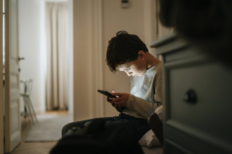 Consumo problemático de redes sociales: los riesgos de crecer con la pantalla encendida