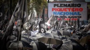 Argentinos protestan en la Plaza de Mayo de Buenos Aires contra los recortes del gasto público de Javier Milei