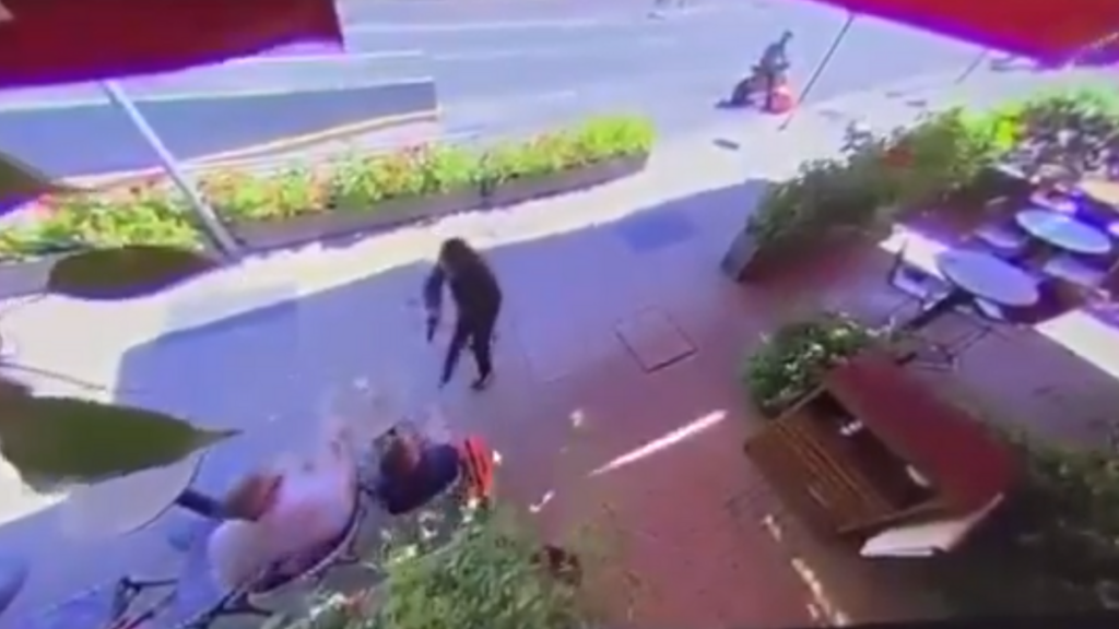 Las Condes: Video capta violento asalto con arma a turistas extranjeros