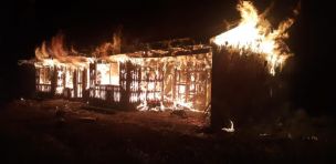 Atentado incendiario destruye una casa en Lanco: Se encontró lienzo exigiendo libertad de comuneros