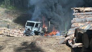 Atentado incendiario en Arauco: Cuatro camiones y una maquinaria forestal destruidas