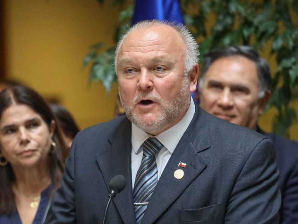 Diputado Becker acusó “política del megáfono” y emplazó al ministro Montes a “asumir responsabilidades” en Caso Convenios