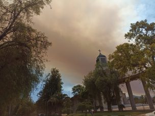 Incendio forestal en Quilpué: Nube de humo llega a la Región Metropolitana y es visible desde varias comunas