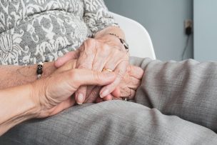 Comunidad y apoyo especializado: dos aliados en el acompañamiento a víctimas mayores de delitos en fin de año