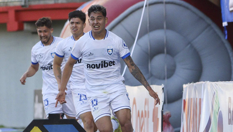 Huachipato le gana en la agonía a Ñublense y alarga la definición por título