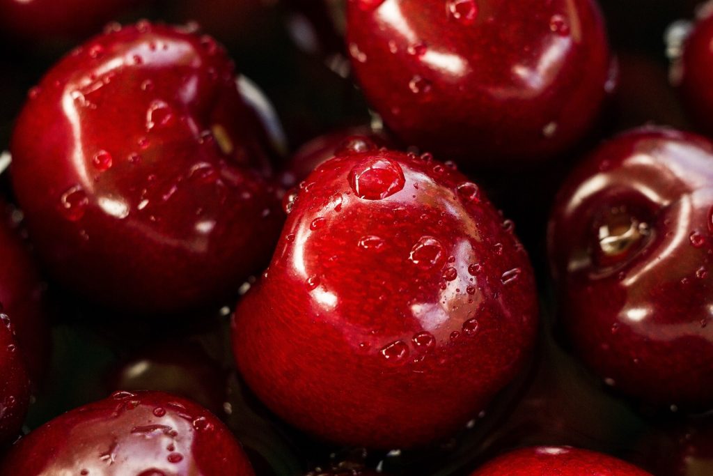 Cherry red: El color de moda que puedes llevar esta Navidad