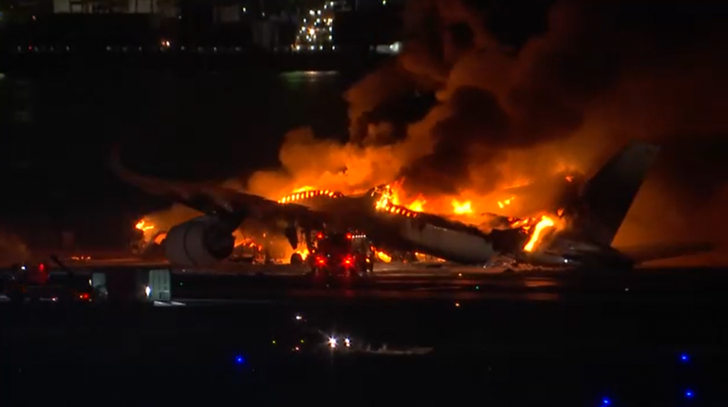 Japón: Choque de dos aviones provoca gigantesco incendio en aeropuerto de Tokio