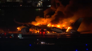 Japón: Choque de dos aviones provoca gigantesco incendio en aeropuerto de Tokio