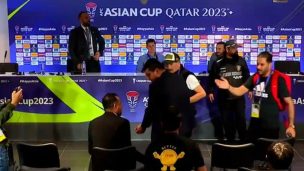 ¡Insólito! Periodistas iraquíes intentan agredir al DT de su selección tras quedar eliminado en la Copa de Asia