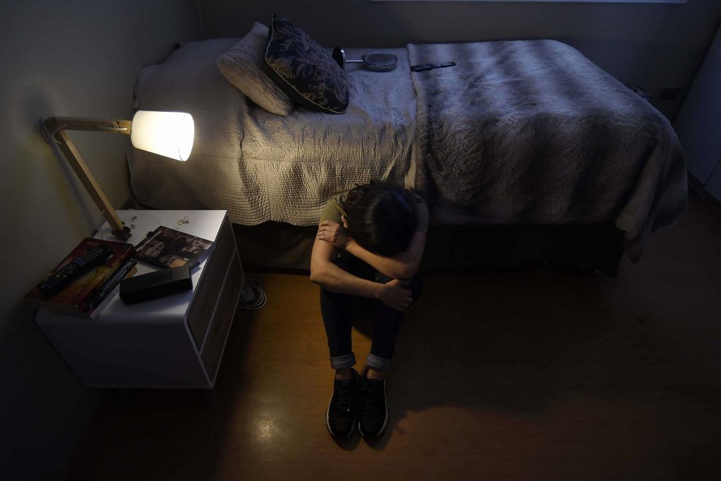 Salud mental: Estudio alerta sobre aumento de la soledad en Chile, especialmente en adultos jóvenes