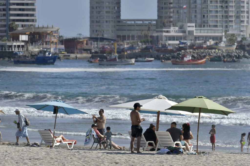 Vacaciones 2025: El horario ideal para encontrar vuelos más baratos, según la IA