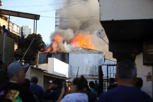 Incendio en Viña del Mar consume por completo a supermercado: ordenan evacuar Terminal Rodoviario