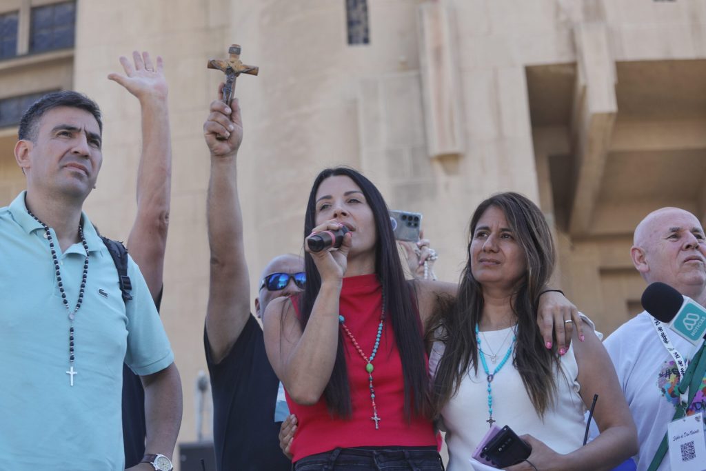 “Sabemos que Dios obra a través de fotografías”: las impresiones de Leda Bergonzi en su primer día en Chile