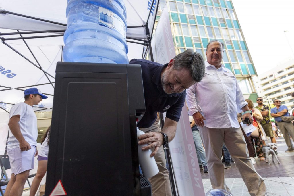 “Oasis”: Gobierno de Santiago lanza puntos de hidratación para capear las altas temperaturas en la capital