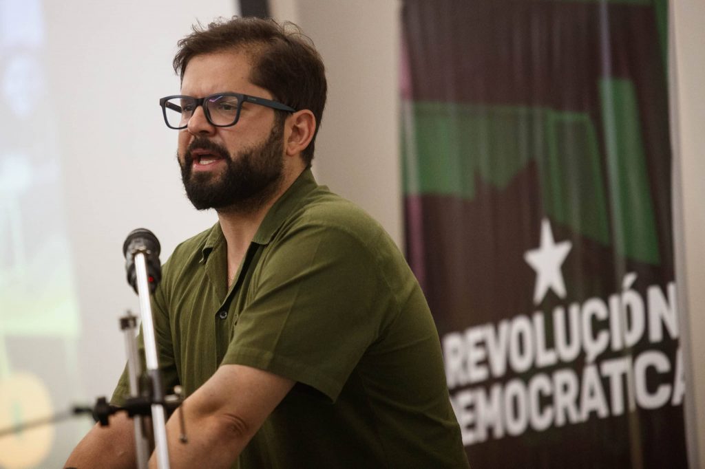 Boric en aniversario de RD: “Sería un error profundo juzgar a un partido de 12 años por un momento particular”