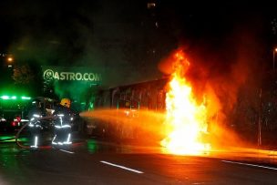 Encapuchados lanzan bomba molotov a bus en Conchalí