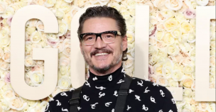 Pedro Pascal llegó lesionado y con cabestrillo a la gala de los Globos de Oro 2024