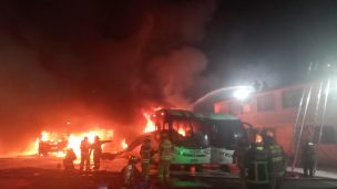 Incendio en taller de buses deja 15 máquinas quemadas en Estación Central