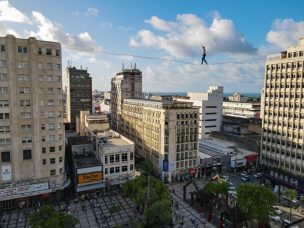 Teatro a Mil: Equilibrista cruzará la Alameda desde las alturas