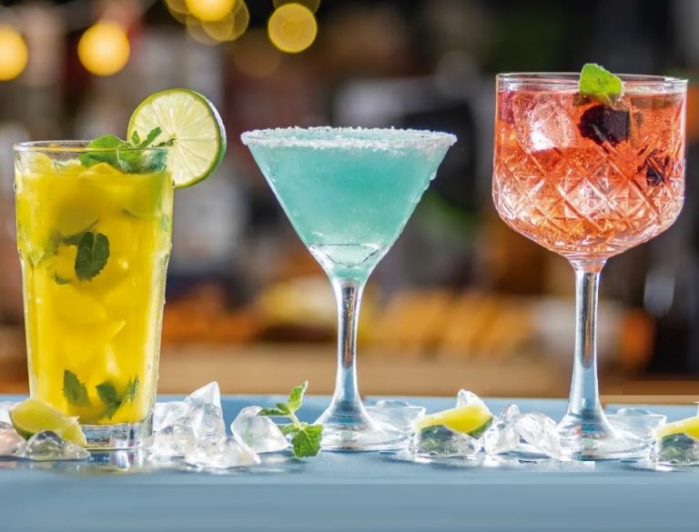 Cae el consumo de alcohol en jóvenes mientras crece preferencia por experiencias premium