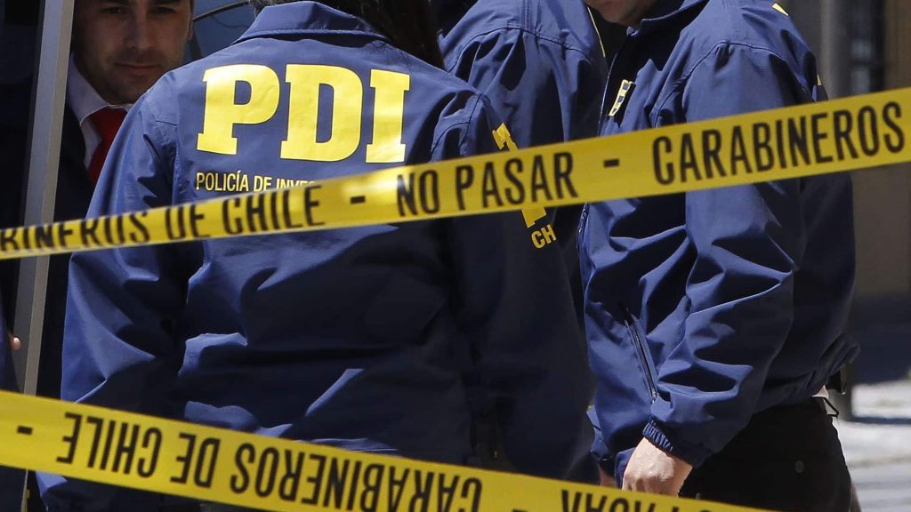 Mujer de 54 años muere tras caer de quinto piso: estaba haciendo aseo y perdió el equilibrio