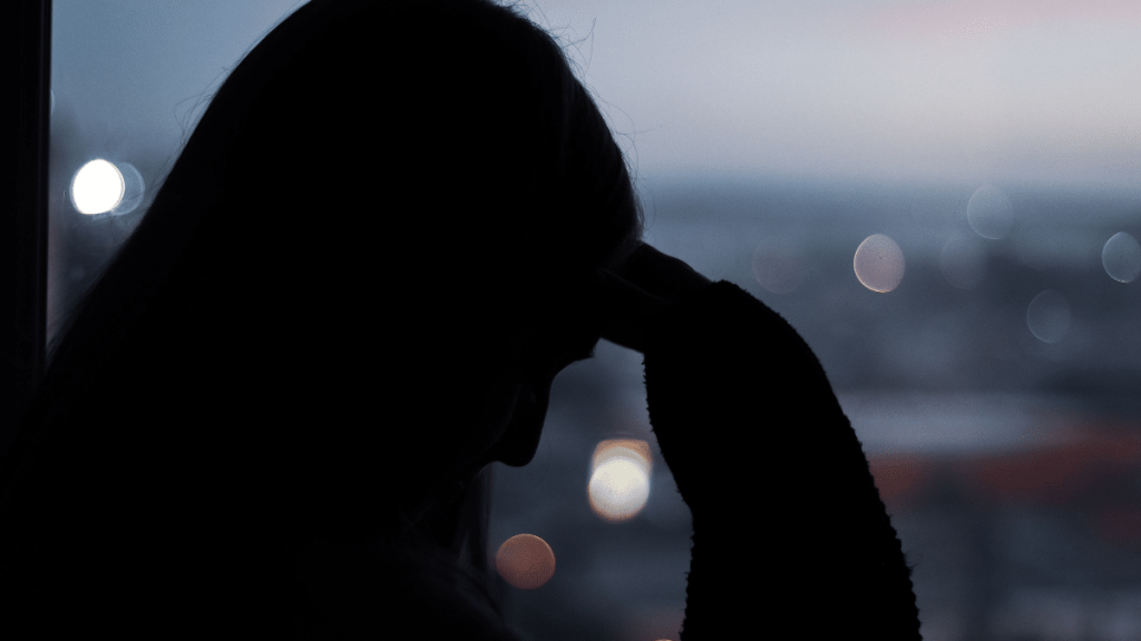 Por otro lado, el estudio indicó que un 57,1% de quienes reportaron síntomas de ansiedad manifestaron haber tenido necesidad de consultar a un profesional de salud mental en el último año.