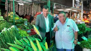 Oferta de tomates y choclos “humeros”: Ministro de Agricultura recorrió La Vega y entregó recomendaciones  