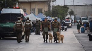 Carabineros junto a inspectores municipales retiraron comercio ilegal del exterior de la Cárcel Santiago 1