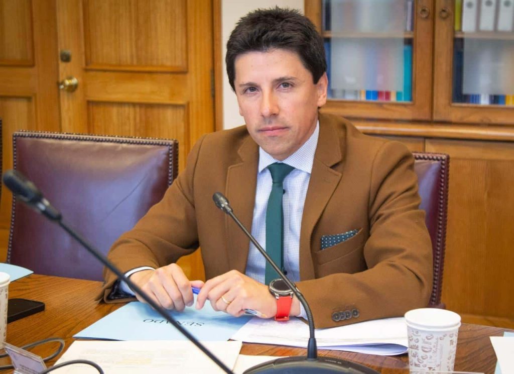 “Algo huele mal”: Diputado Mauro González solicitó sesión especial para indagar sobre la falta de competencia en ruta aérea Santiago-Lima