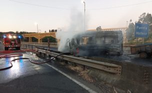 Ataque en La Araucanía: Delincuentes bajan a trabajadores forestales de bus y lo queman