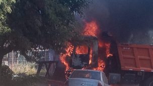 La Araucanía: Sujetos queman dos camiones municipales en Ercilla