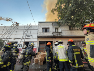 Incendio en Santiago: Siniestro afecta a una bodega y a otros cinco inmuebles en 10 de Julio