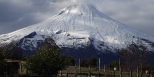 Senapred y Sernageomin refuerzan coordinaciones por aumento de actividad del volcán Villarrica