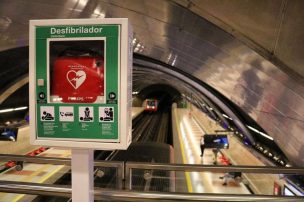 PDI detiene a dos sujetos por robo de desfibriladores desde estaciones de Metro