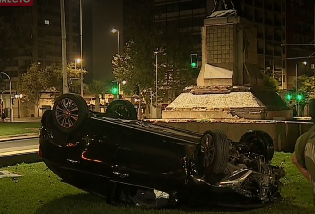 Auto queda volcado en Plaza Italia tras violento accidente: Se investiga consumo de alcohol