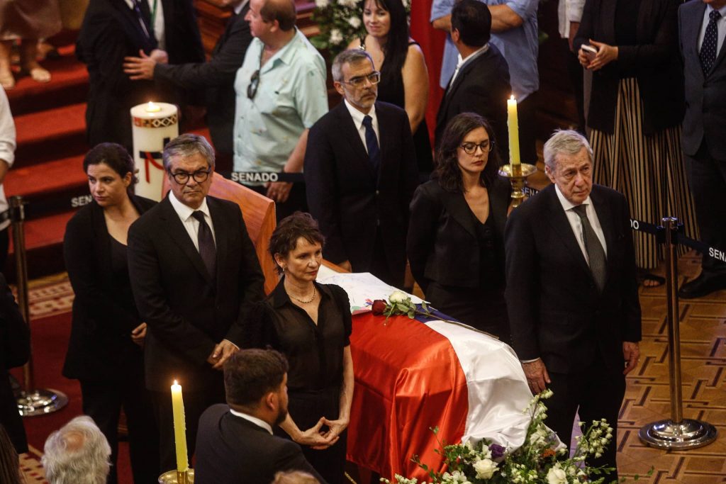 Ministros de Boric realizaron Guardia de Honor al expresidente Sebastián Piñera