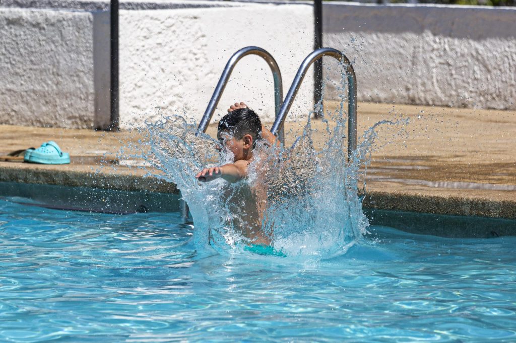 Seguridad infantil en piscinas: cómo prevenir y responder a los principales incidentes que ocurren en verano