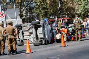 Auto vuelca en la Alameda, a la altura de La Moneda