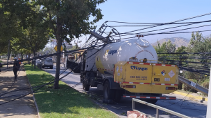 Camión derribó varios postes del alumbrado público en Puente Alto: Tránsito suspendido en Avenida Camilo Henríquez