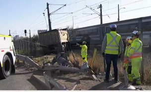 Camión queda atrapado en línea de tren tras protagonizar accidente en San Bernardo