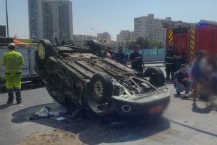 Taxi vuelca y se incendia tras colisionar con otro vehículo: 5 lesionados