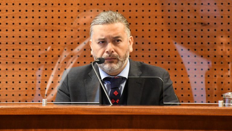 Juez Daniel Urrutia enfrenta sumario por viajar al extranjero mientras tenía licencia médica