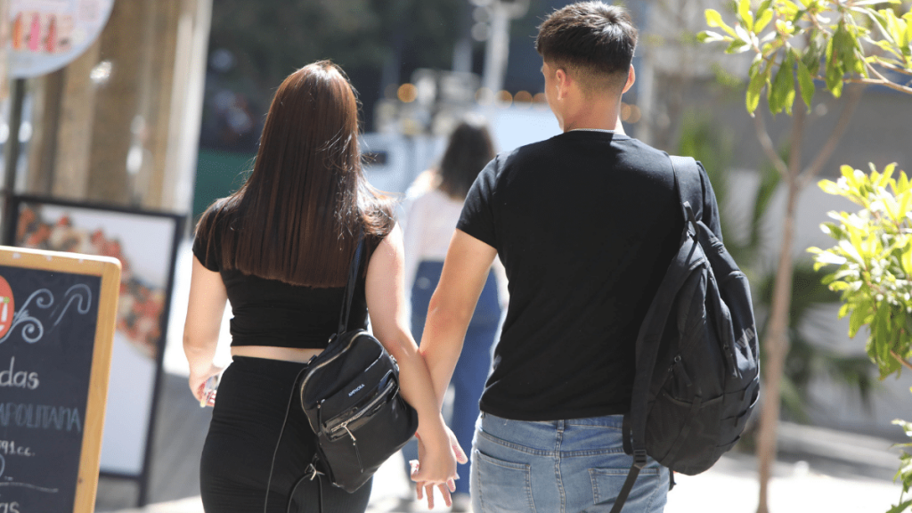 Día del Amor: El 77% de los chilenos duermen a diario con su pareja, según encuesta