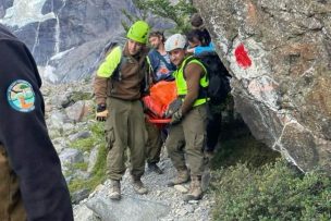 Cayó desde 15 metros de altura: Carabineros rescató a turista en el Parque Nacional Torres del Paine